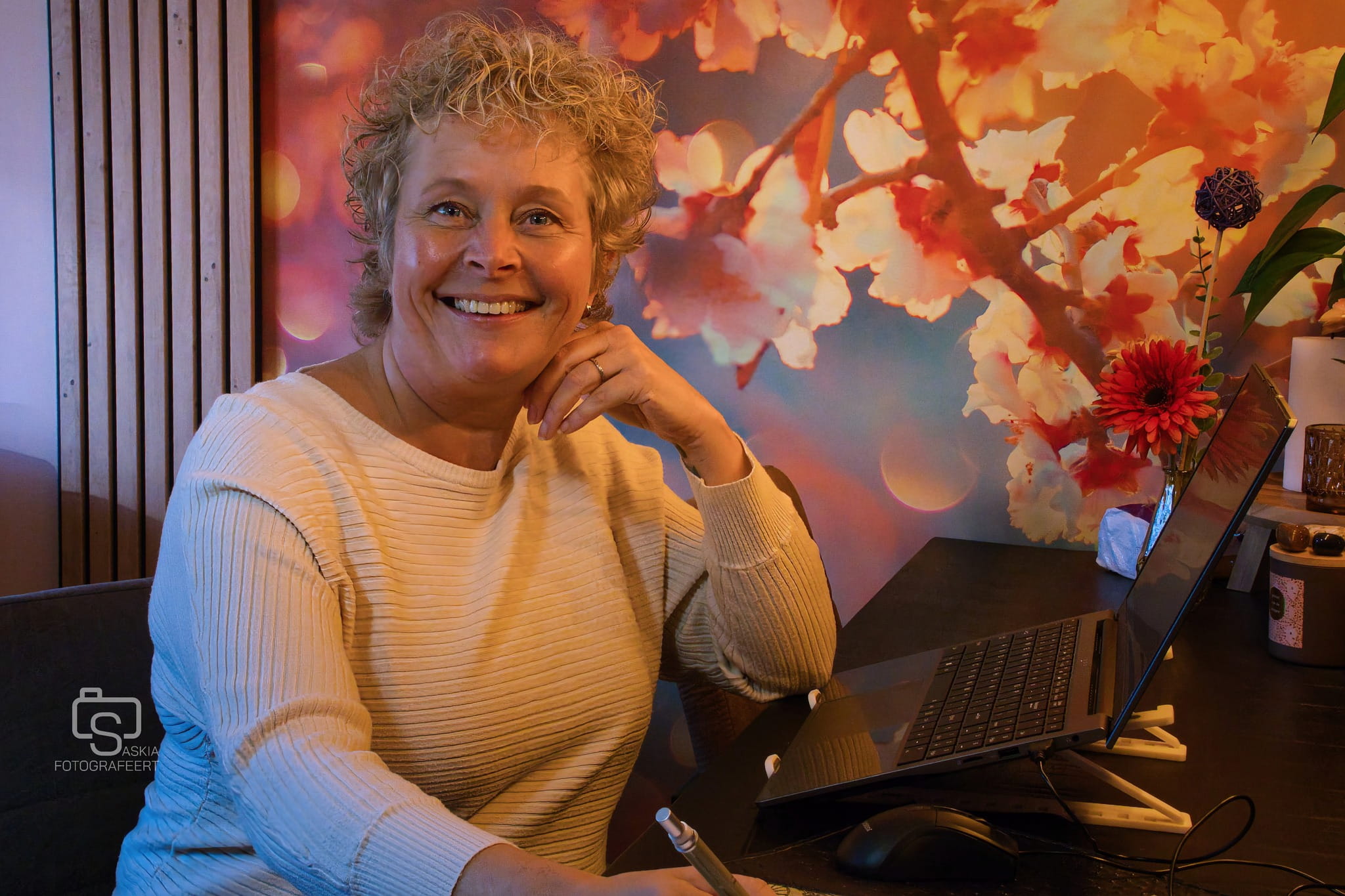 Portret – vrouw bij bureau